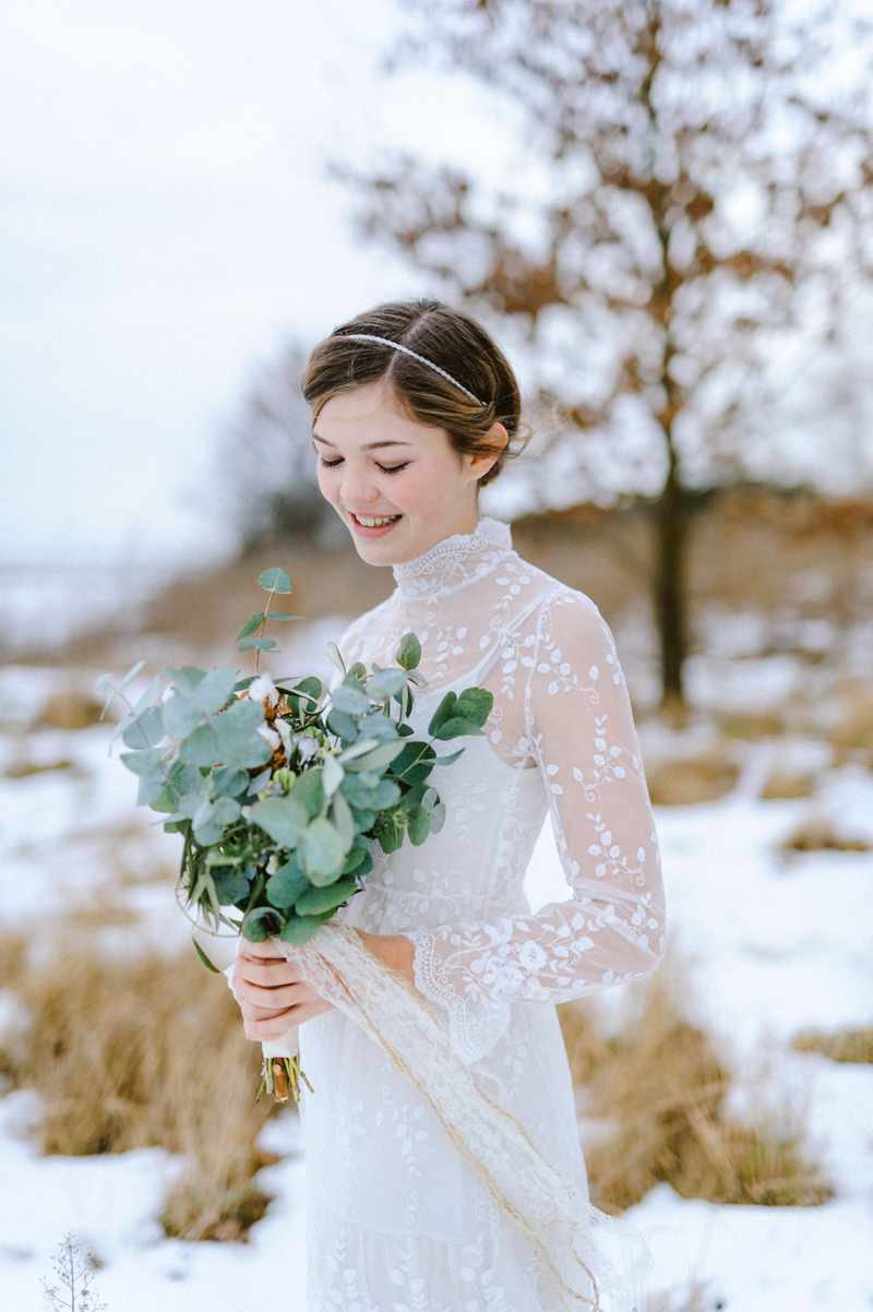 Winterbraut im Schnee Winterhochzeit