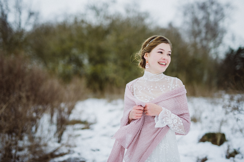 Braut im Schnee mit Kashmir Stola