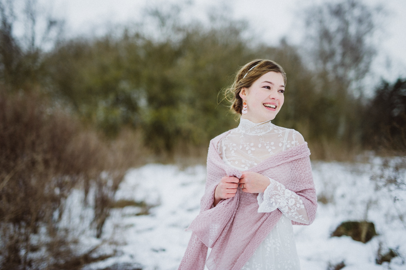 Braut im Schnee mit Kashmir Stola