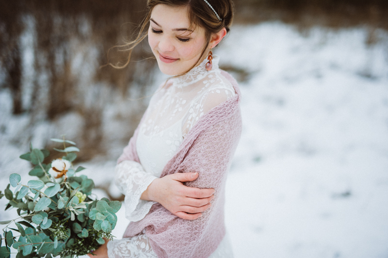 Braut im Schnee mit Kashmir Stola