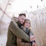 Pärchen verliebt im Winter bei Schnee