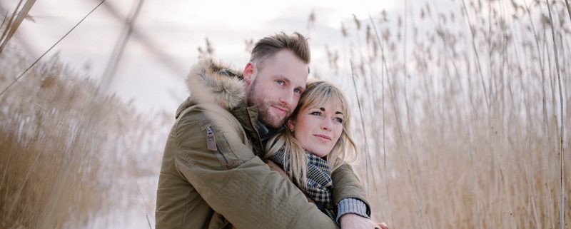 Pärchen verliebt im Winter bei Schnee